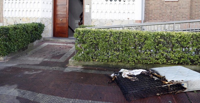 07/01/2020.- Un colchón quemado ante el bajo de la vivienda donde ha fallecido una persona, causando también dos heridos por el incendio en el inmueble en el municipio de Gorliz. EFE/ Luis Tejido