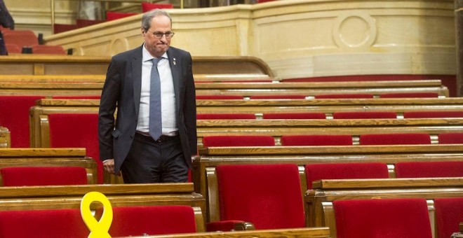 04/01/2020.- El presidente de la Generalitat Quim Torra abandona el hemiciclo tras el pleno extraordinario del Parlamento de Catalunya. / EFE - QUIQUE GARCÍA