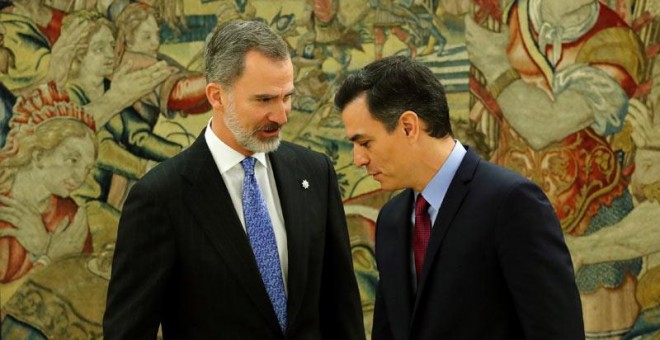 El rey Felipe VI y Pedro Sánchez conversan en el palacio de la Zarzuela. (JUAN CARLOS HIDALGO | EFE)