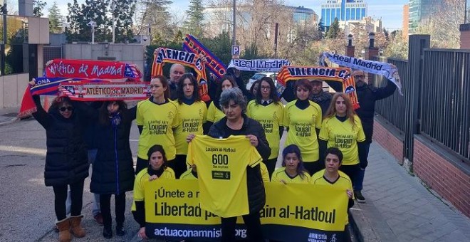 Una veintena de activistas de Amnistía Internacional protestan ante la Embajada de Arabia Saudí en Madrid por el enjuiciamiento de 11 mujeres activistas./ Borja Fernández (08-01-20)