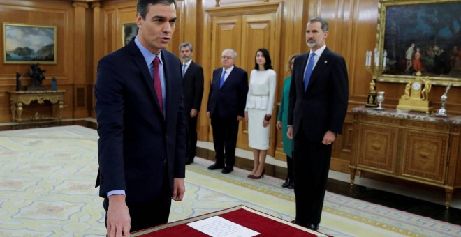 Pedro Sánchez promete su cargo de presidente del Gobierno ante el rey Felipe VI. /REUTERS