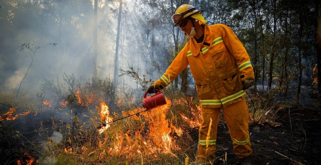 Un bombero trata de apagar unas llamas en uno de los incendios de Australlia./ REUTERS