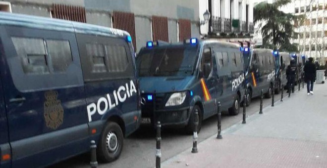 Varios furgones policiales se concentran ante la sede de Hogar Social. (H.S.)