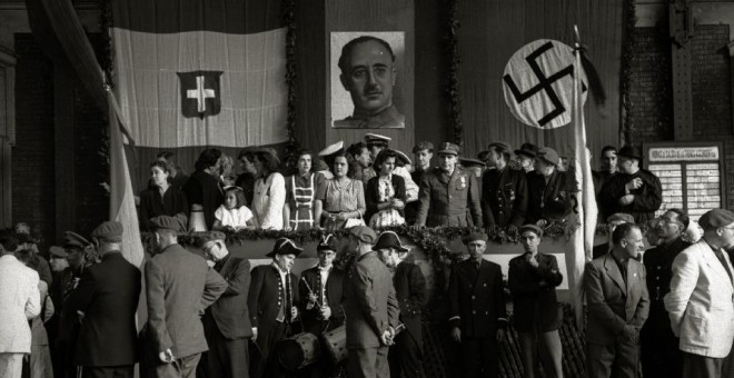 Tribuna de autoridades en la Estación del Norte de Donostia/San Sebastián en 1942. Autor: Vicente Martín, fuente: Kutxa Fototeka. CEDIDAS POR EL AUTOR