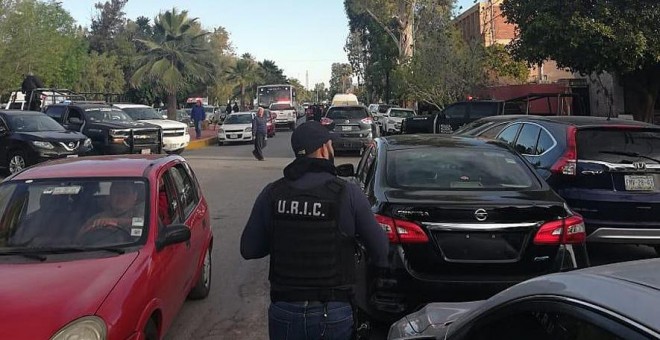 10/01/2020.- Un elemento de la Unidad de Reacción e Investigación Criminal se aproxima a la zona del colegio Cervantes, donde se suscitó una balacera en su interior. EFE/STR