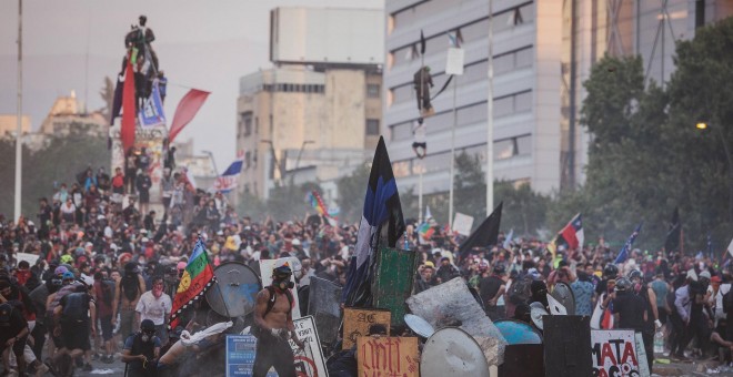 Barricadas de manifestantes en Plaza Dignidad, antigua Plaza Italia, centro de las manifestaciones en Santiago de Chile. / FRANCISCO HERRERA