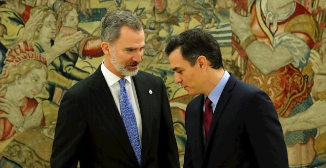 El presidente del Gobierno, Pedro Sánchez, y el rey Felipe VI, tras prometer su cargo en el Palacio de la Zarzuela en Madrid.- EFE/Juan Carlos Hidalgo POOL