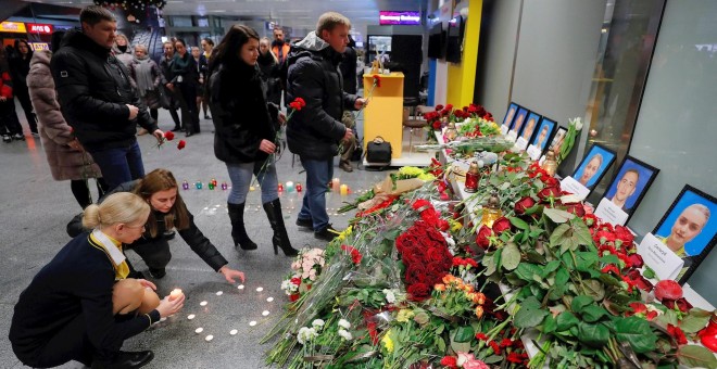 08/01/2020.- Familiares, compañeros y amigos de los fallecidos del vuelo PS752 de Ukraine International Airlines que se estrelló cerca de Teherán rinden un homenaje en el aeropuerto de Boryspil, Kiev. EFE / EPA / SERGEY DOLZHENKO