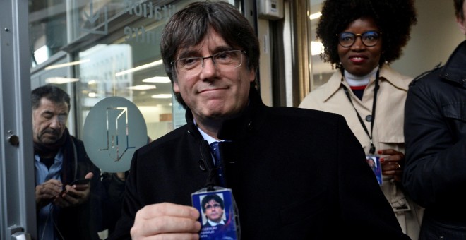 El expresidente de la Generalitat de Catalunya, Carles Puigdemont, luciendo su credencial de eurodiputado. / Reuters