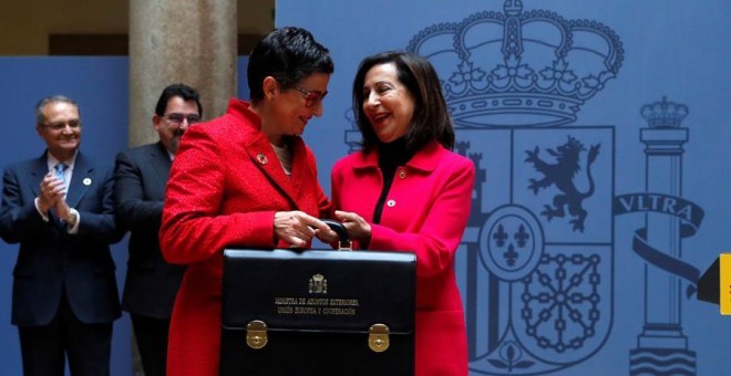 La nueva ministra de Asuntos Exteriores, Arancha González Laya (i), recibe su cartera de manos de la ministra de Defensa, Margarita Robles, durante la toma de posesión de su cargo este lunes 13 de enero de 2020 en la sede del Ministerio en Madrid. EFE/Emi