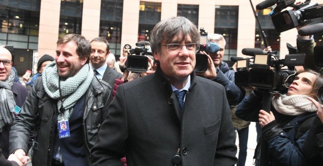 Carles Puigdemont i Toni Comín a l'exterior del Parlament Europeu. JxCat.