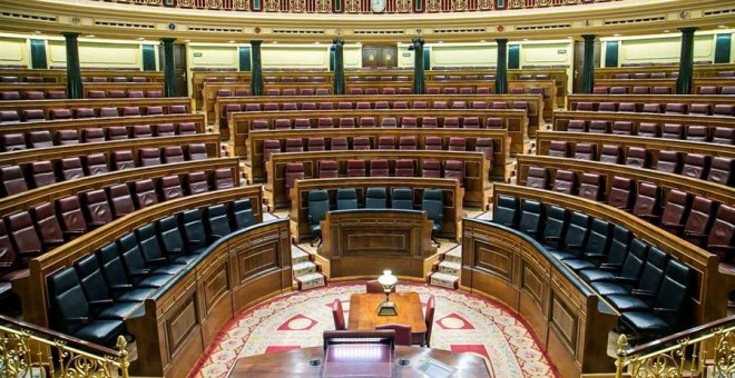 Fotografía facilitada por el Congreso de los Diputados que muestra el hemiciclo con los 23 escaños azules del nuevo Gobierno, colocados este lunes después de que los 22 ministros del gobierno de coalición de PSOE y Unidas Podemos prometieran mantener la '