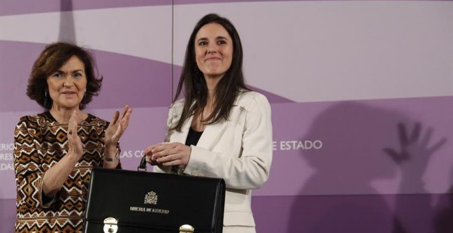 Irene Montero recibe la cartera de Ministra de Igualdad de la Vicepresidenta del Gobierno, Carmen Calvo. / EFE- Javier Lizón