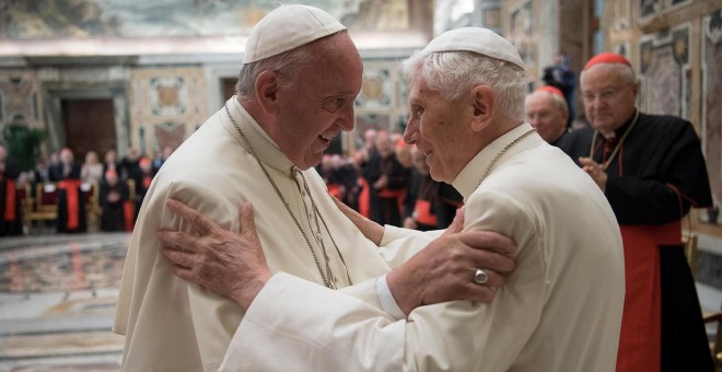 Benedicto XVI y Francisco I. / REUTERS