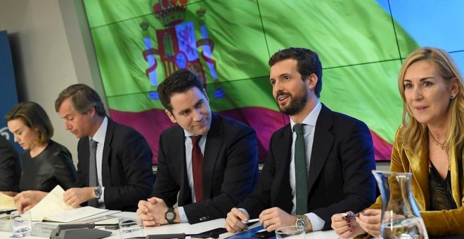 13/01/2020.- El líder del PP, Pablo Casado, junto a la vicesecretaria de Organización, Ana María Beltrán (d) y el secretario general del partido, Teodoro García Egea, durante la reunión de la Junta Directiva Nacional. / EFE - VÍCTOR LERENA