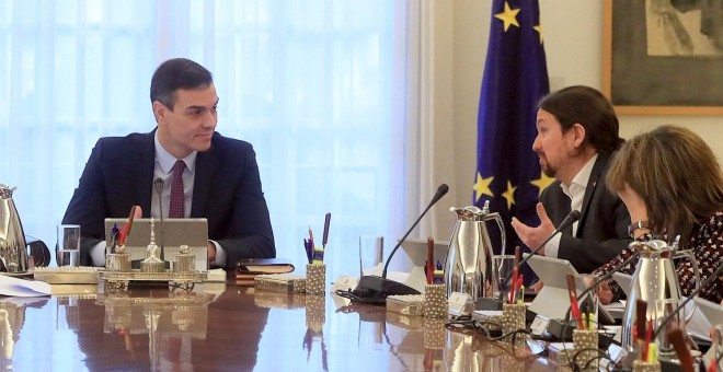 14/01/2020.- El presidente del Gobierno, Pedro Sánchez (i), conversa con el vicepresidente de Derechos Sociales y Agenda 2030, Pablo Iglesias (2d), al inicio del primer Consejo de Ministros, celebrado este martes en el Palacio de la Moncloa. EFE/Fernando