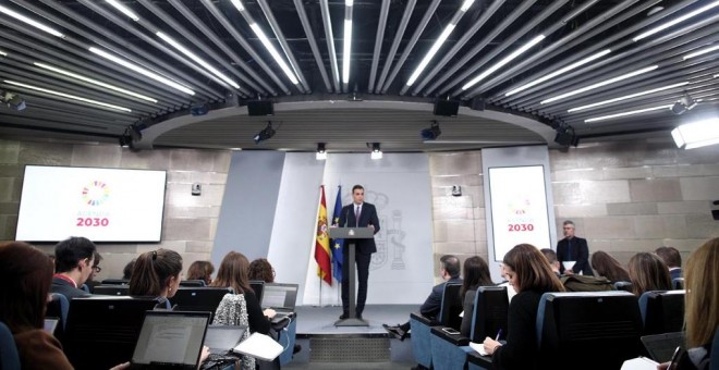 El presidente del Gobierno, Pedro Sánchez, en la rueda de prensa tras la primera reunión del Cnsejo de Ministros del Gobierno de coalición de PSOE y Unidas Podemos en la XIV Legislatura, en el Palacio de la Moncloa. E.P./Eduardo Parra