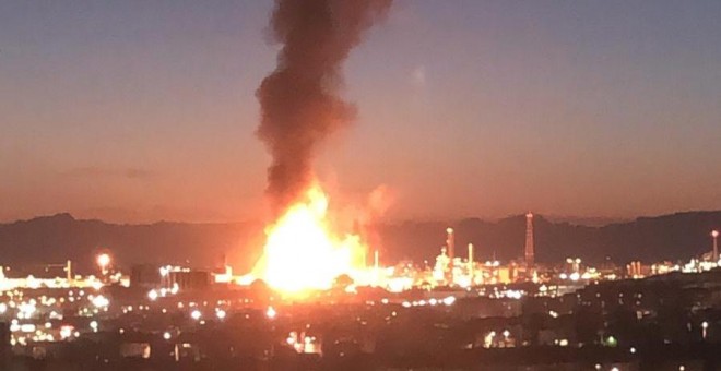 Una imatge de l'incendi provocat per l'explosió a la petroquímica de la Tarragona.