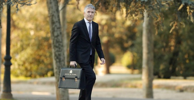 El ministro del Interior, Fernando Grande-Marlaska, llega al Palacio de la Moncloa para asistir al primer Consejo de Ministros del Gobierno de coalición. - EFE