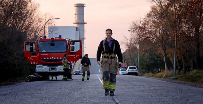 15/01/2020.- Bomberos a la entrada de la petroquímica de Tarragona donde una treintena de dotaciones de los Bomberos de la Generalitat continúan remojando la industria donde ayer se produjo una fuerte explosión y un incendio, que provocó un muerto, ocho h