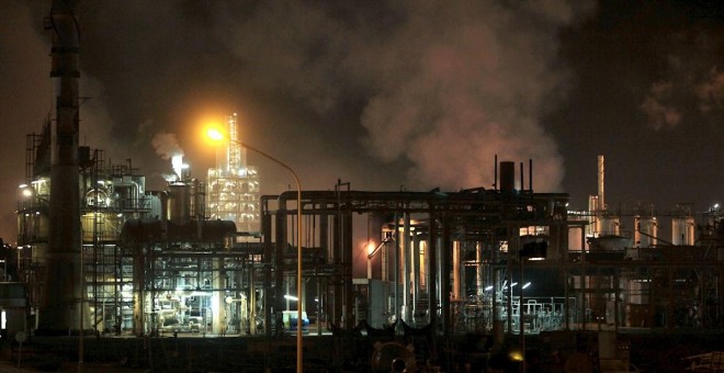 La explosión tuvo lugar hacia las 18.40 horas de la tarde en una fábrica de la empresa Industrias Químicas del Óxido de Etileno (IQOXE)./ JAUME SANJUAN (EFE) (14-01-20)