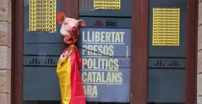 La sede de Solsona de ERC, presidida con una cabeza de cerdo y banderas de España. / Twitter @CarmendeLunes
