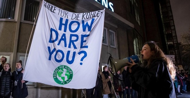 13/01/2020 - Activistas alemanes de Fridays For Future protestan frente a una planta de Siemens AG en Berlin. / EFE - HAYOUNG JEON