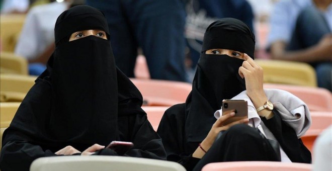 Mujeres saudís, en la semifinal de la Supercopa de España celebrada en Arabia Saudí.  / REUTERS / WALEED ALI