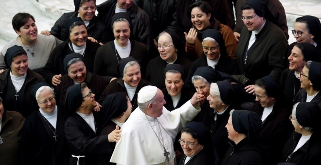 El papa Francisco rodeado de monjas en la habitual audiencia general de los miércoles en el Vaticano.. REUTERS/Remo Casilli