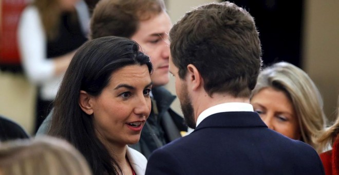 16/01/2020.- La portavoz de Vox en la Asamblea de Madrid, Rocío Monasterio (i) conversa con el presidente del PP, Pablo Casado (d). / EFE - JUAN CARLOS HIDALGO