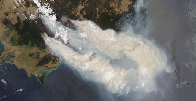 Imagen de un satélite de la NASA en el que se observan las grandes columnas de humo de los incendios en la Gran Cordillera Divisoria./ Getty Images