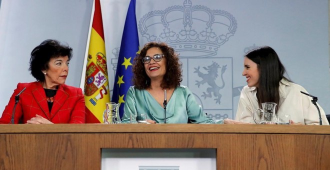 La portavoz del Gobierno y ministra de Hacienda, María Jesús Montero (c), acompañada por las ministras de Igualdad, Irene Montero (d), y de Educación, Isabel Celáa, durante la rueda de prensa posterior a la reunión del Consejo de Ministros, en el Palacio