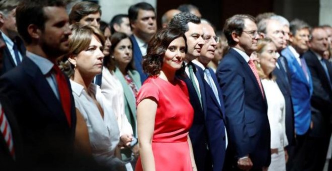 El líder del PP, Pablo Casado, a la izquierda de la foto, acompañando a la presidenta de la Comunidad de Madrid, Isabel Díaz Ayuso, que posa junto al presidente de la Junta de Andalucía, Juanma Moreno Bonilla. Juan Carlos Hidalgo / EFE