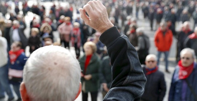 Jubilados y pensionistas durante la última concentración realizada en Bilbao para reivindicar unas pensiones públicas dignas. EFE/LUIS TEJIDO