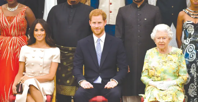 Los príncipes junto a la reina Isabel II. REUTERS