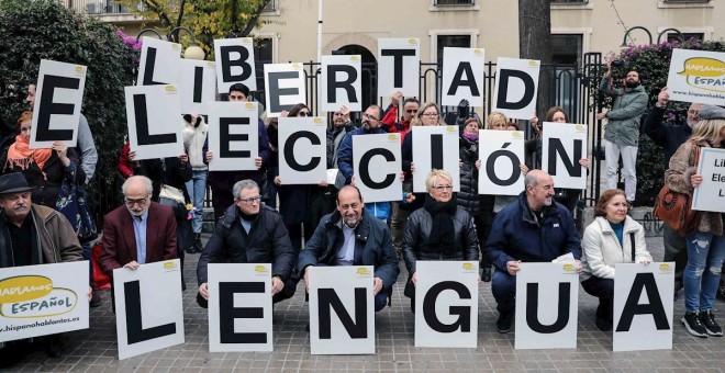 18/01/2020.- Varias personas participan en la concentración 'Por la libertad de elección de lengua' en la Educación, celebrada este sábado en Valencia, a la que han anunciado su respaldo PP, Ciudadanos y Vox. EFE/Ana Escobar