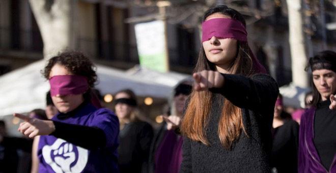 17/01/2020 - La actuación 'Un violador en tu camino' en Barcelona, el baile del movimiento feminista chileno Las Tesis que ha dado la vuelta al mundo. EFE/Marta Pérez.