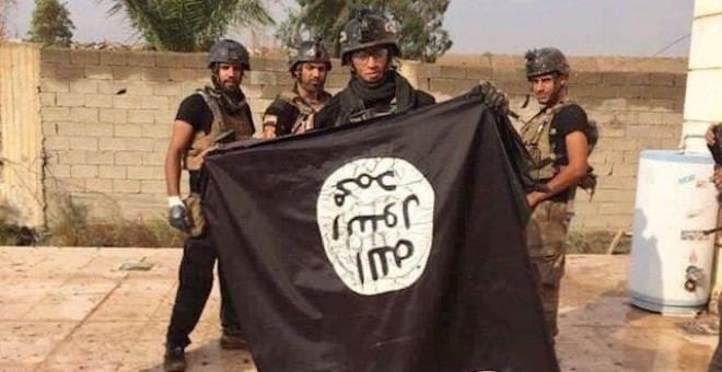 Militares iraquíes sosteniendo una bandera del Estado Islámico - FUERZAS ARMADAS DE IRAK