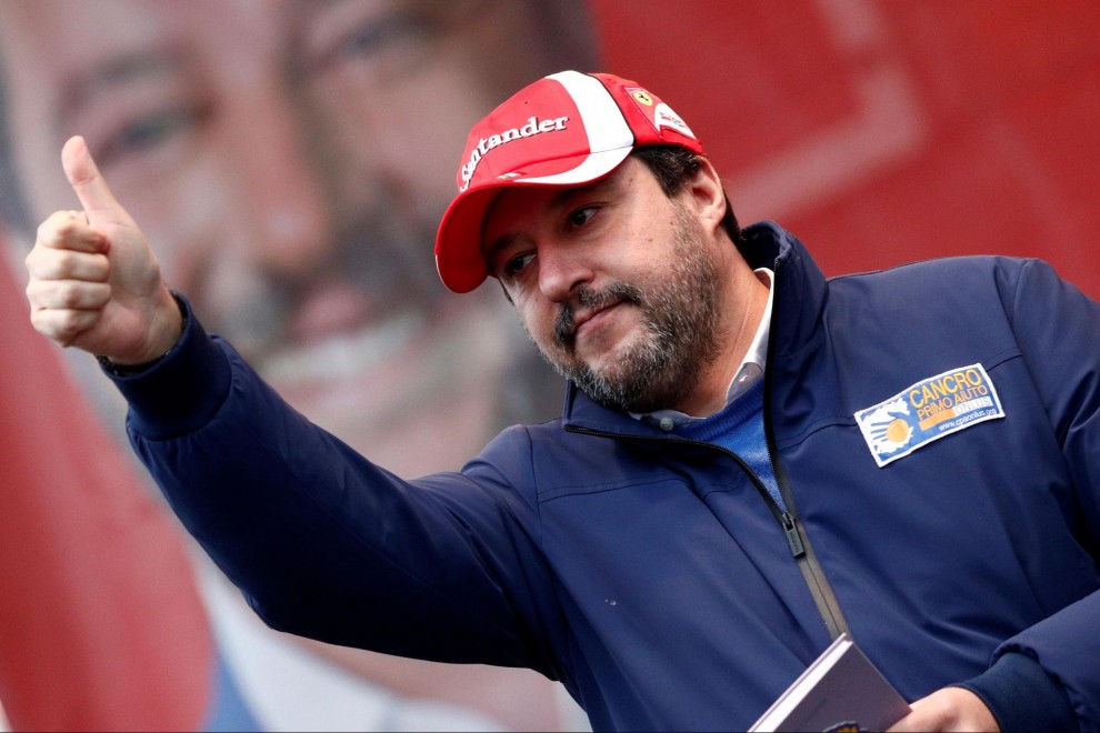 18/01/2020 - El líder del partido de la extrema derecha de Italia, Matteo Salvini, hace un gesto durante una manifestación antes de las elecciones regionales en Emilia-Romaña, en Maranello, Italia. REUTERS / Guglielmo Mangiapane