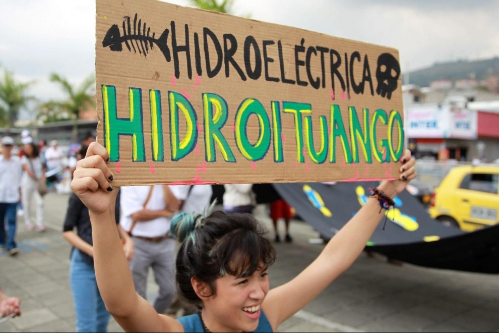 Un mujer sostiene un cartel contra Hidroituango, la gran presa en construcción en Colombia. - Ernesto Guzman / EFE