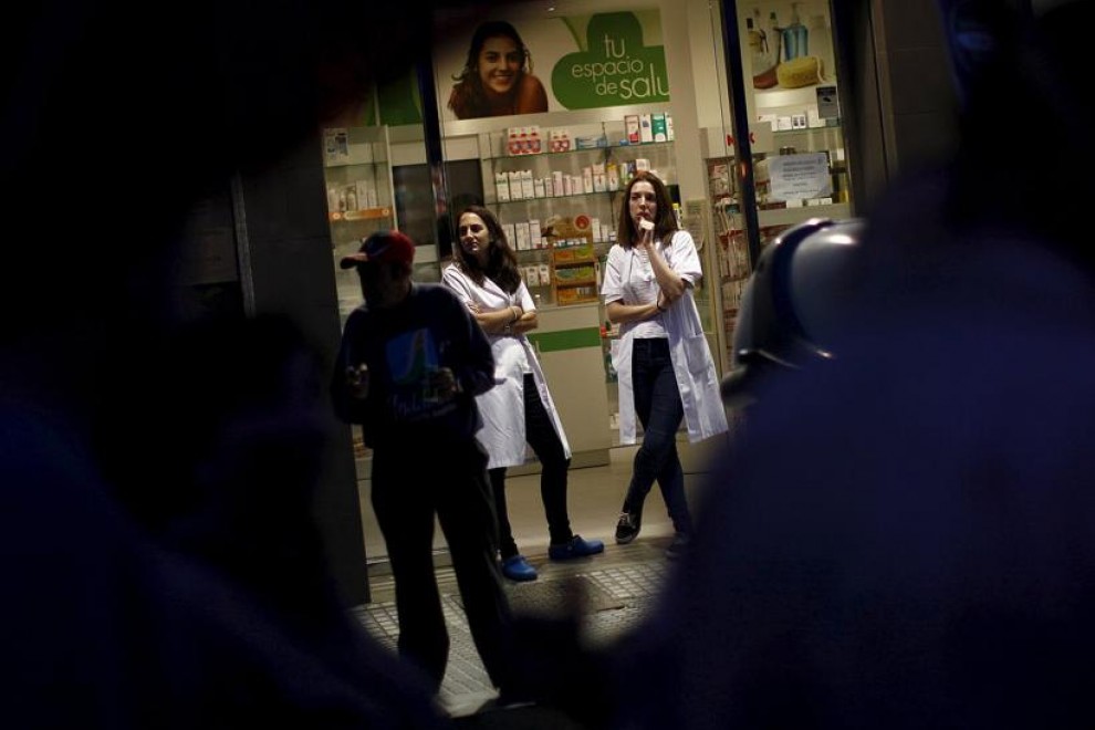Empleadas de una farmacia en Málaga. REUTERS / Jon Nazca