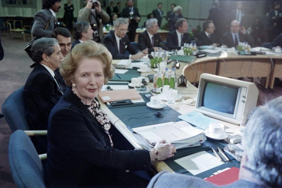Imagen de diciembre de 1986, de la entonces primera ministra británica Margaret Thatcher, enla cumbre de la UE celebrada en la Sala de Conferencias Queen Elisabeth de Londres. AFP