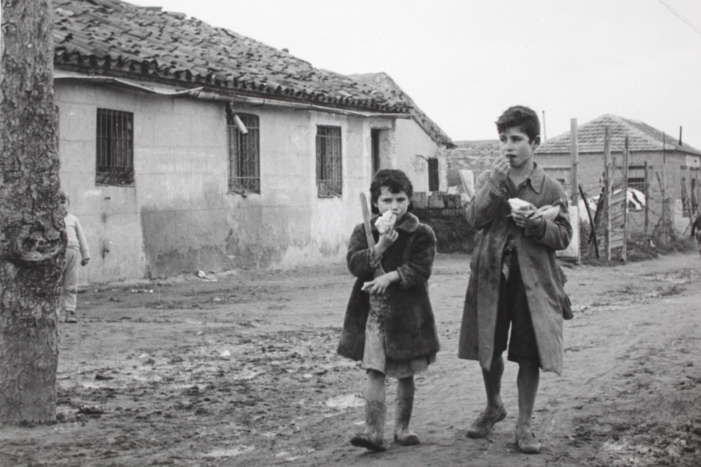 Dos niños del Cerro del Tío Pío, pisando el barro característico del barrio. MUSEO DE HISTORIA DE MADRID
