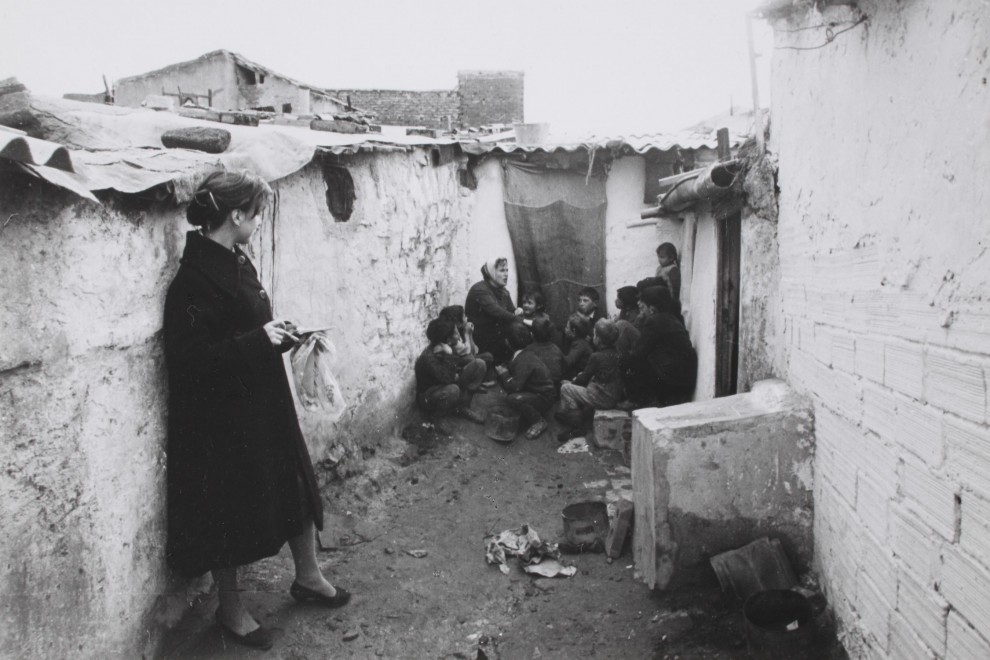 La madre Ángela, junto a un grupo de niños en un callejón del barrio. MUSEO DE HISTORIA DE MADRID