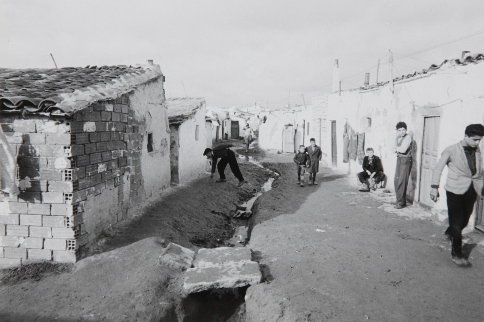 Una de las calles sin asfaltar del barrio, sobre 1960. MUSEO DE HISTORIA DE MADRID