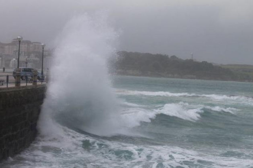 Cantabria estará este martes en riesgo naranja por fuertes vientos costeros y olas de siete metros 