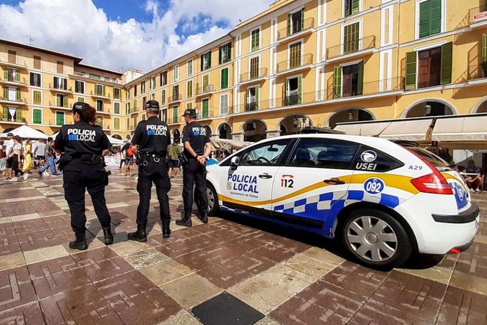 Agentes de la Policía Local de Palma, en la Plaza Mayor de la capital balear. | EUROPA PRESS