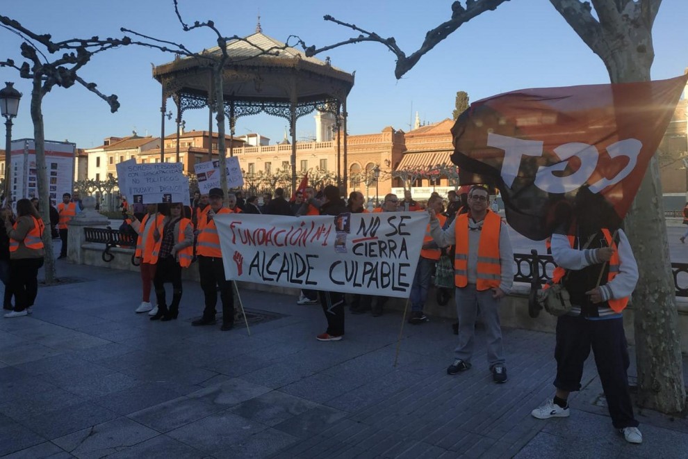 Trabajadores en una concentración contra el cierre de Fundación Nº1 en Alcalá de Henares, Madrid. / PÚBLICO