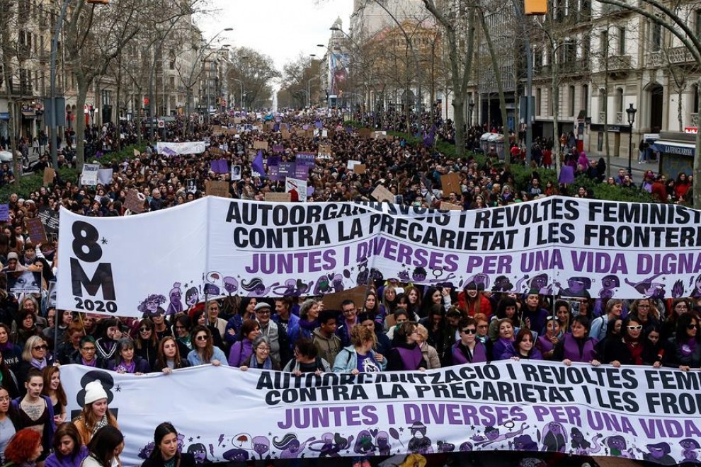 Miles de personas se manifiestan hoy en Barcelona convocadas por los colectivos feministas, bajo el lema de "Juntas y diversas por una vida digna", para denunciar las condiciones de desigualdad y precariedad de las mujeres en el Día Internacional de las M
