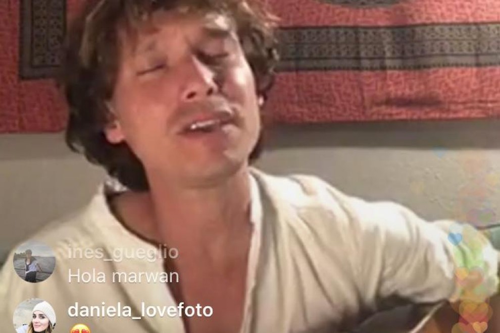 El cantant Ramon Mirabet durant el seu primer concert en streaming per Instagram a causa del confinament pel coronavirus.